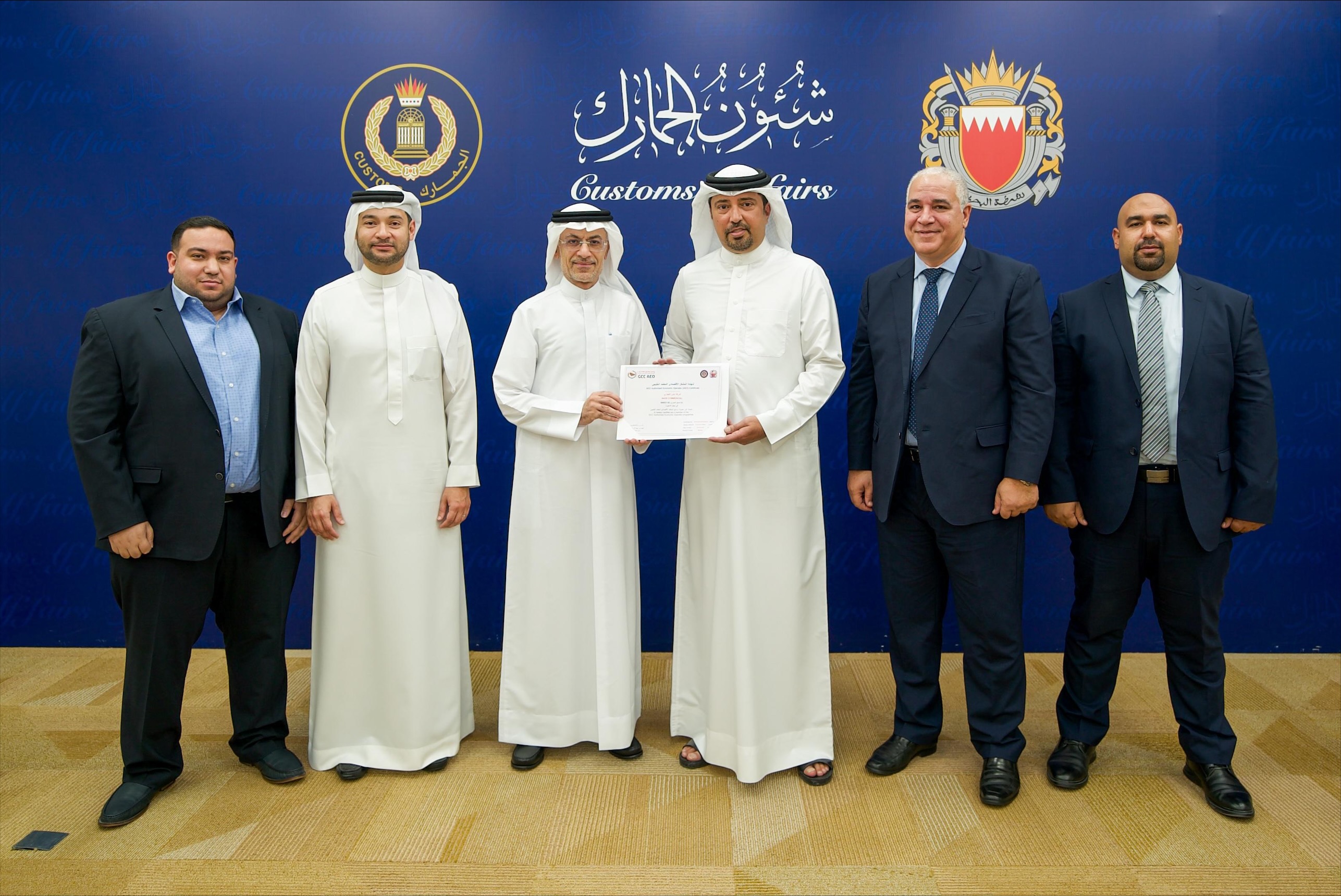 رئيس الجمارك يمنح عدداً من الشركات شهادة المشغل الاقتصادي المعتمد الخليجي<